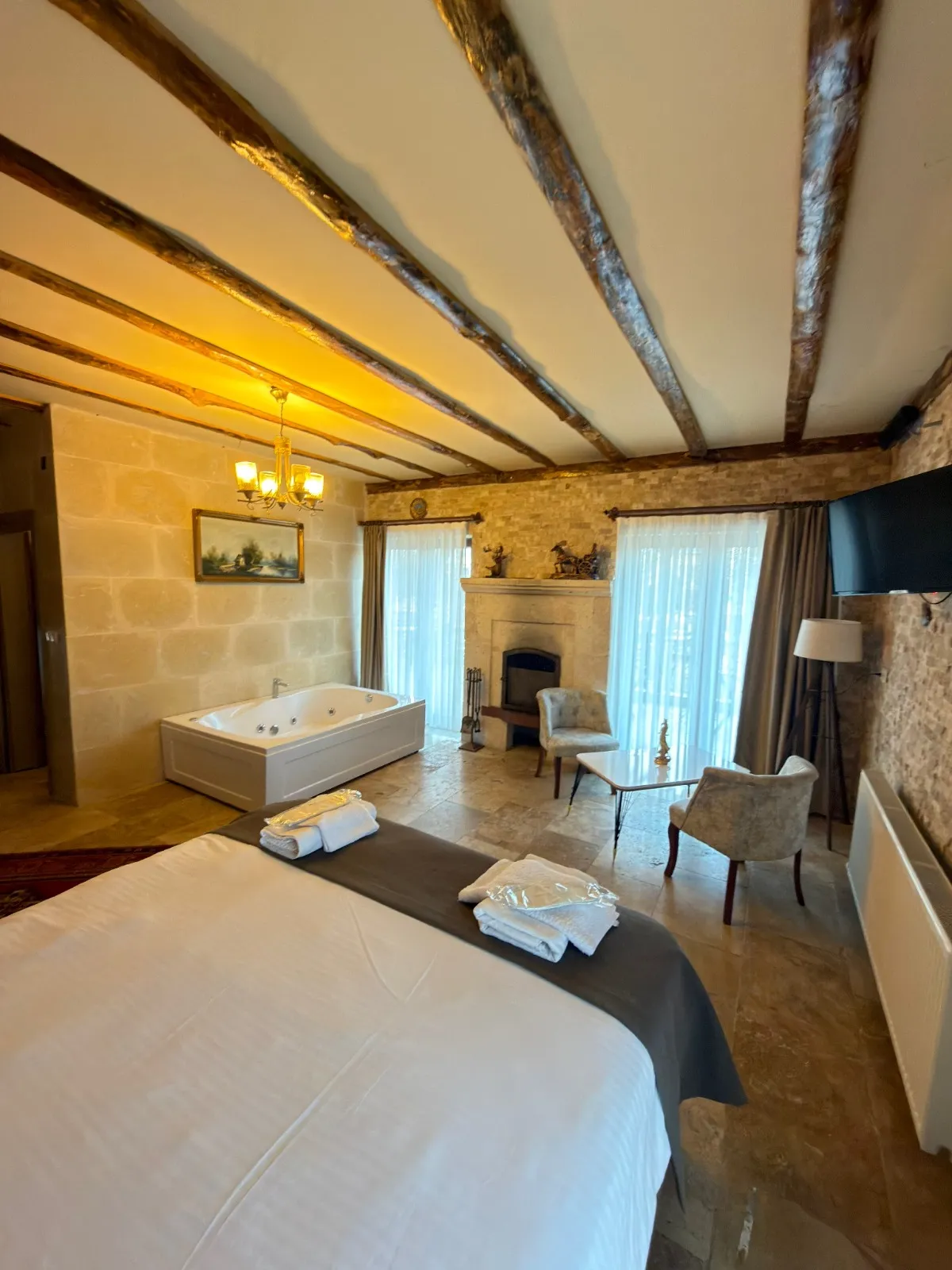 Room 102 image 2